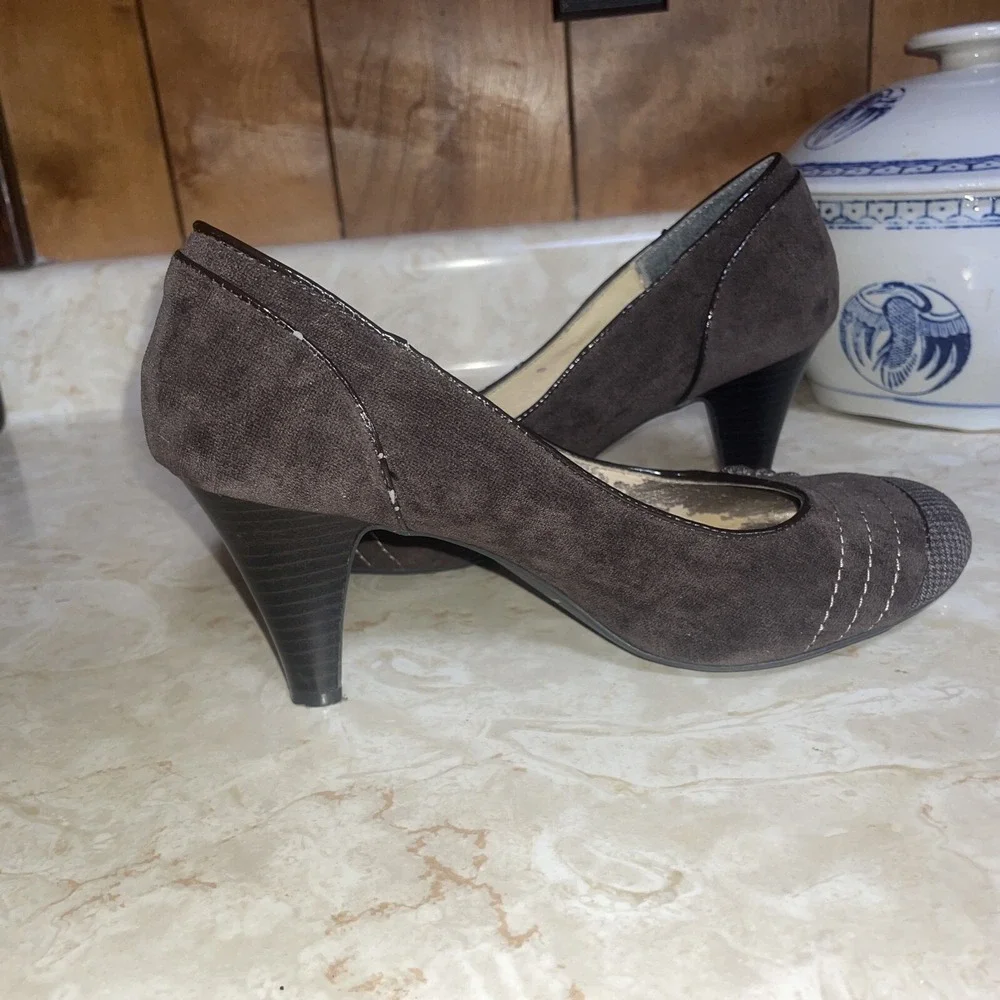Eva & Zoe Round Toe Pumps 8‎